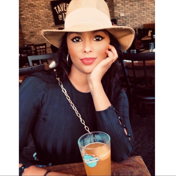 Meet your seller 💘 - Picture 2 of 7